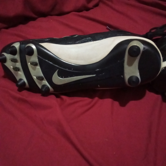 Former Philadelphia Eagle LB/DE Chris Gocong autographed game worn cleats. Black - Picture 6 of 6